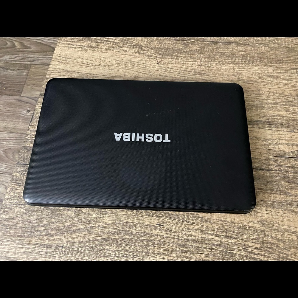 TOSHIBA LAPTOP WITH ORIGINAL CHARGER
